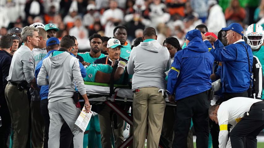 Tua Tagovailoa wird auf einer Trage abtransportiert