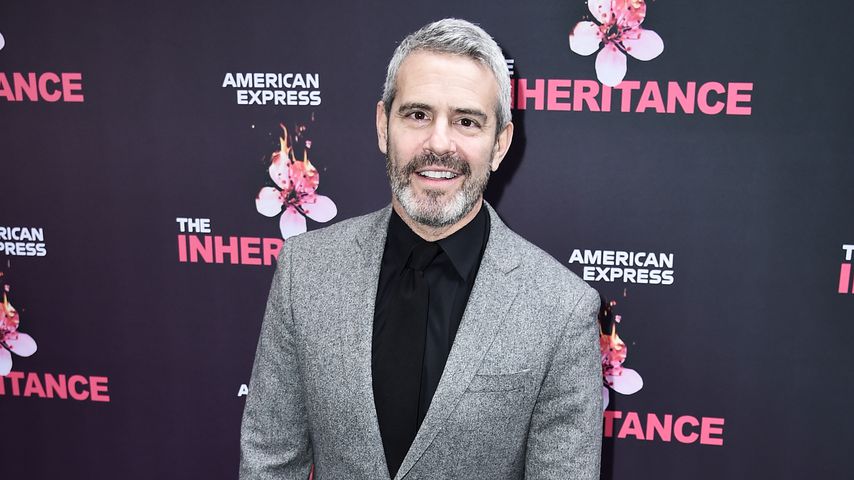 TV-Bekanntheit Andy Cohen auf dem roten Teppich
