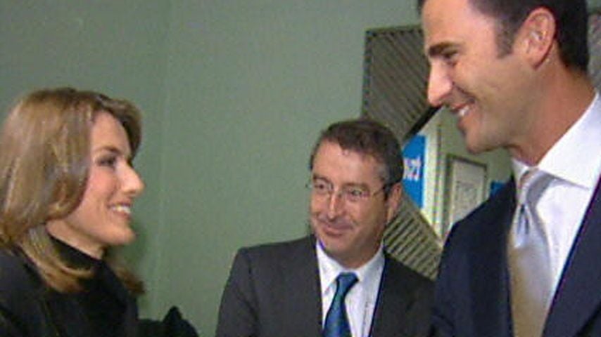Letizia Ortiz Rocasolano (die spätere Königin Letizia) schüttelt Felipe de Bourbon (König Felipe) die Hand
