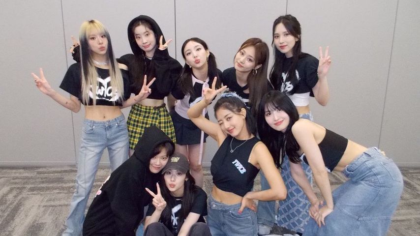Twice: Chaeyoung, Dahyun, Nayeon, Tzuyu, Mina (o.), Jeongyeon, Sana, Jihyo und Momo (u.)