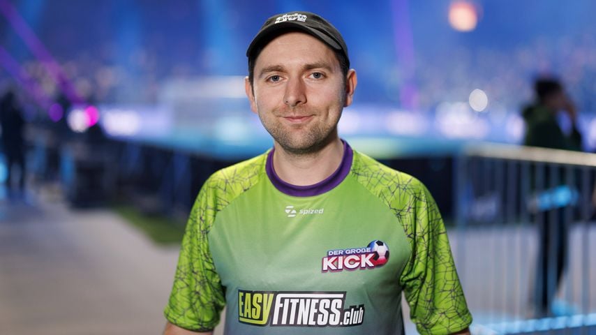 Adam Wolke (Skyline TV) beim Joyn-Live-Event "Der große Kick" in der Lanxess-Arena, Köln, 29.12.2022