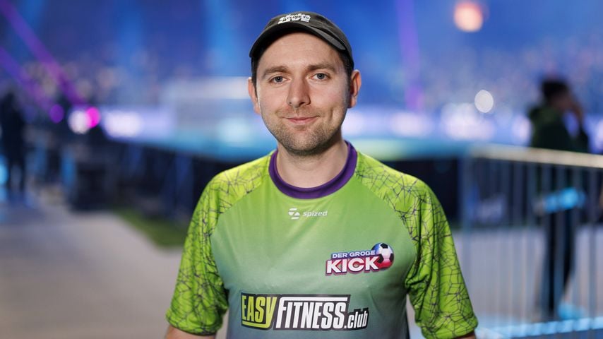 Adam Wolke (Skyline TV) beim Joyn-Live-Event "Der große Kick" in der Lanxess-Arena, Köln, 29.12.2022