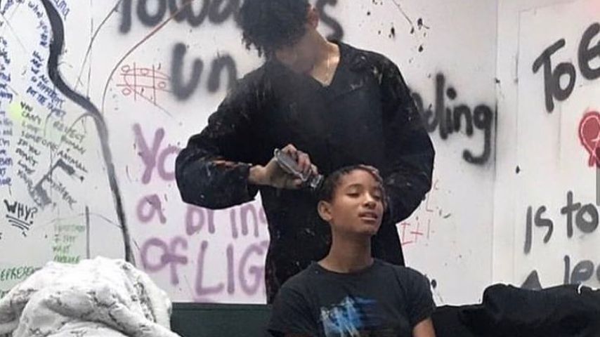 Willow Smith lässt sich von ihrem Freund Glatze rasieren!