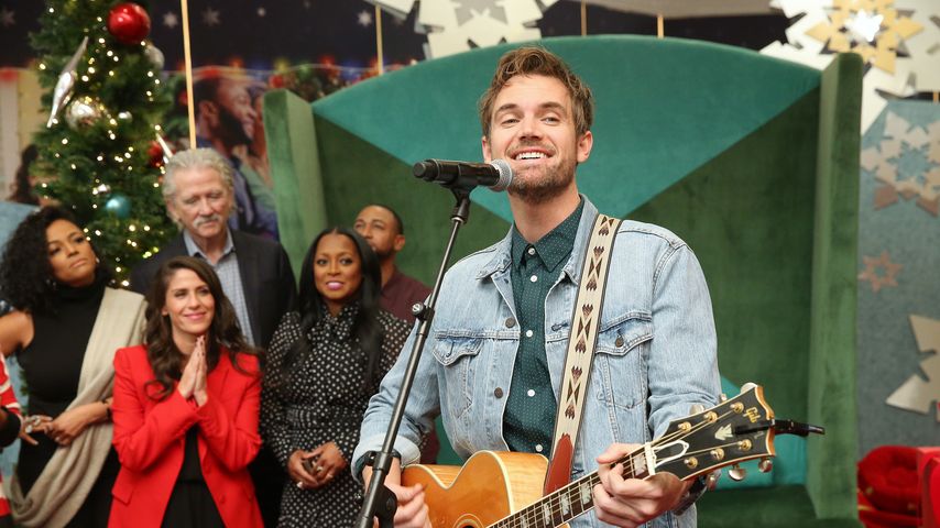 Tyler Hilton performt auf der Bühne, 2019