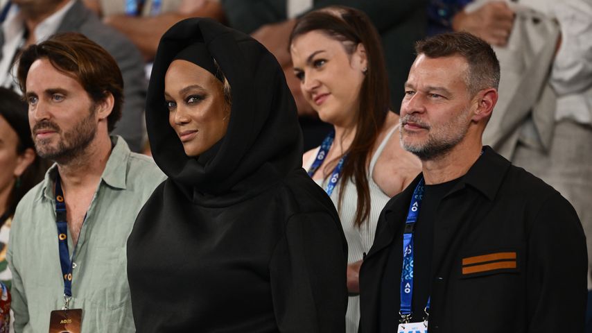 Ist das noch Fashion? Tyra Banks verhüllt bei Tennismatch