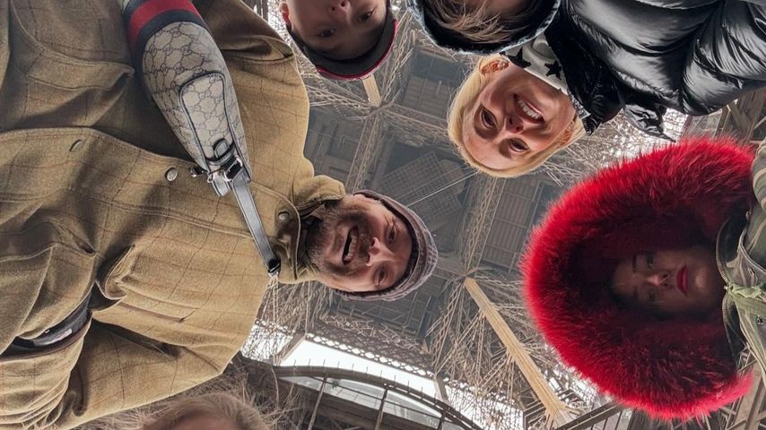 Tyson und Paris Fury und ihre Kinder unter dem Eiffelturm