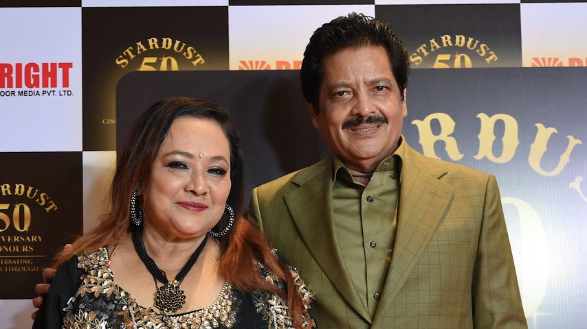 Udit Narayan mit seiner Frau Deepa Narayan, Januar 2023