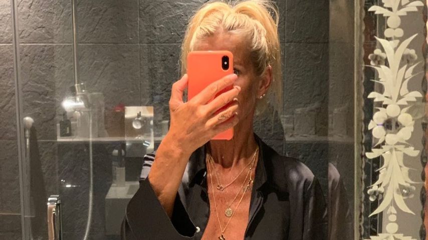 Sexy Selfie: Ulrika Jonsson posiert ohne BH vor dem Spiegel