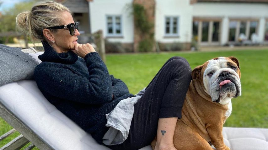 Ulrika Jonsson und ihre Bulldogge Fella im April 2021