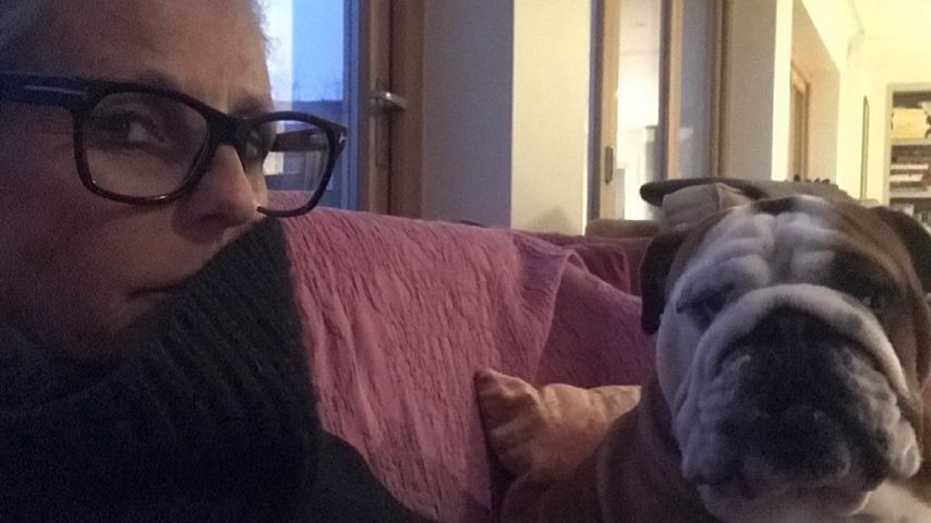 Ulrika Jonsson und ihr Hund im März 2020