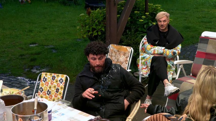 Umut Tekin bei "Das Sommerhaus der Stars" nach einer Wasserattacke