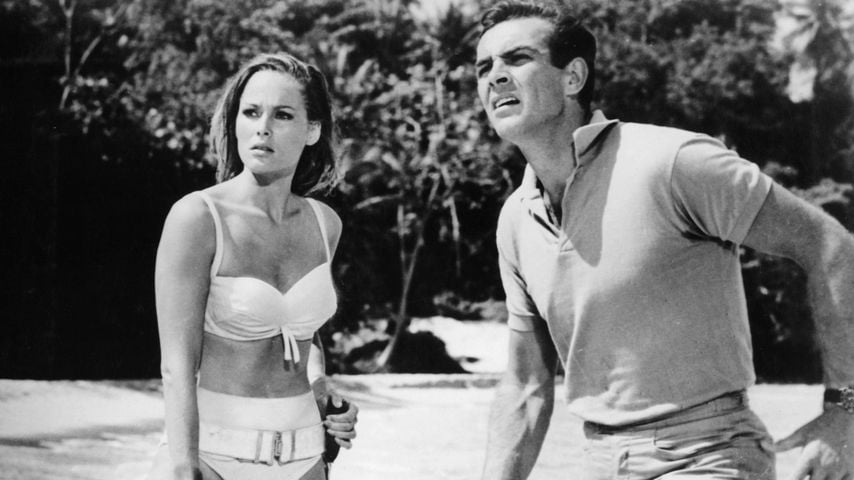 Ursula Andress als Honey Ryder und Sean Connery als James Bond in "Dr. No" (1962)