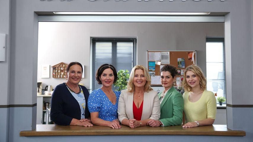 Ursula Maria Burkhart, Marisa Burger, Karin Thaler, Anastasia Papadopoulou, Sarah Thonig in "Die Rosenheim-Cops" 2023