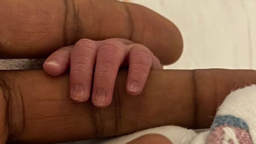 Usher zeigt die Hand seiner Tochter Sovereign Bo Raymond, September 2020
