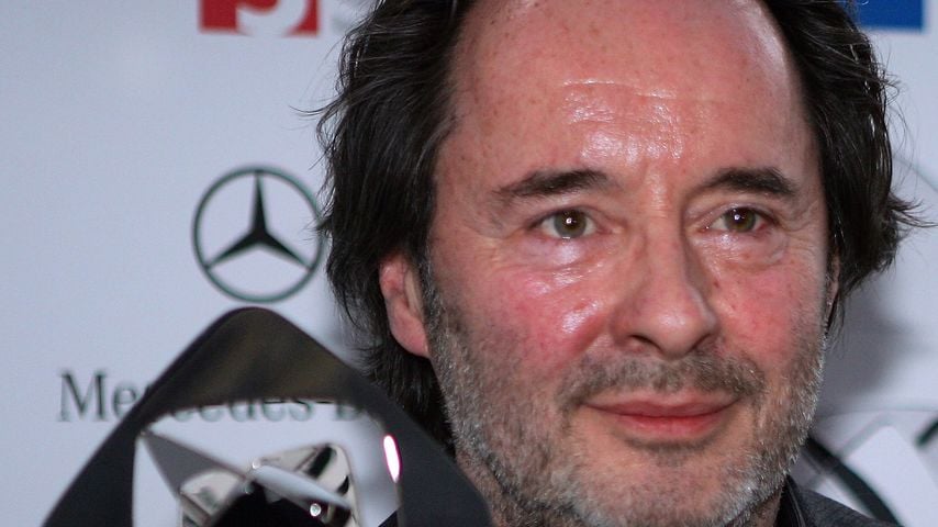 Uwe Kockisch mit seinem Grimme-Preis für "Eine Stadt wird erpresst" bei der Verleihung in Marl, 2008