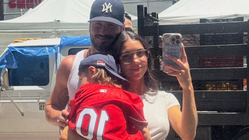 Val Chmerkovskiy und Jenna Johnson mit ihrem Sohn