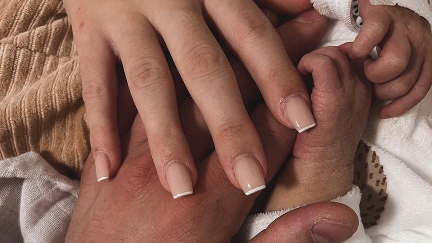 Valdrina und Valdet Haziri mit ihrem Baby