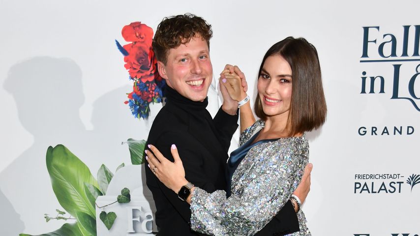 Renata Lusin präsentiert ihren Mini-Bauch auf rotem Teppich