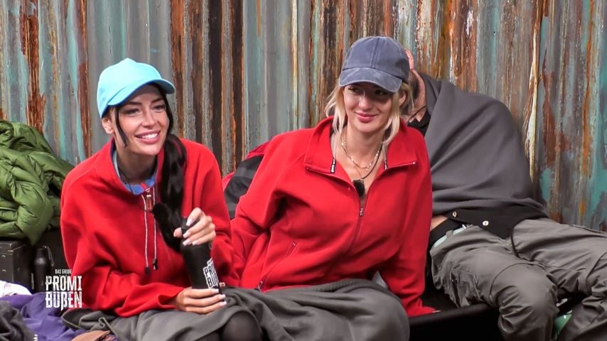 Vanessa Brahimi und Emma Fernlund in "Das große Promi-Büßen"