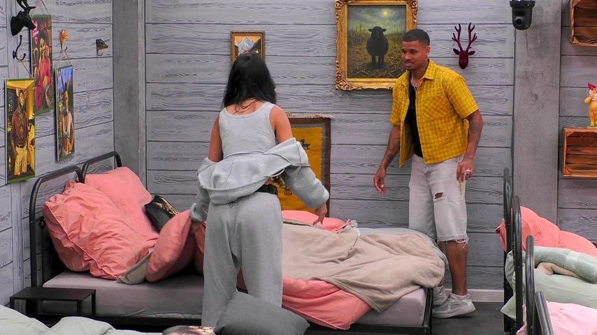 Vanessa Brahimi und Kevin Njie schieben Betten bei "Der Promihof" zusammen