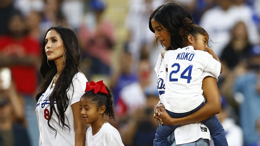 Vanessa Bryant, Bianka Bryant, Natalia Bryant und Capri Bryant im Dodger Stadion in Los Angeles