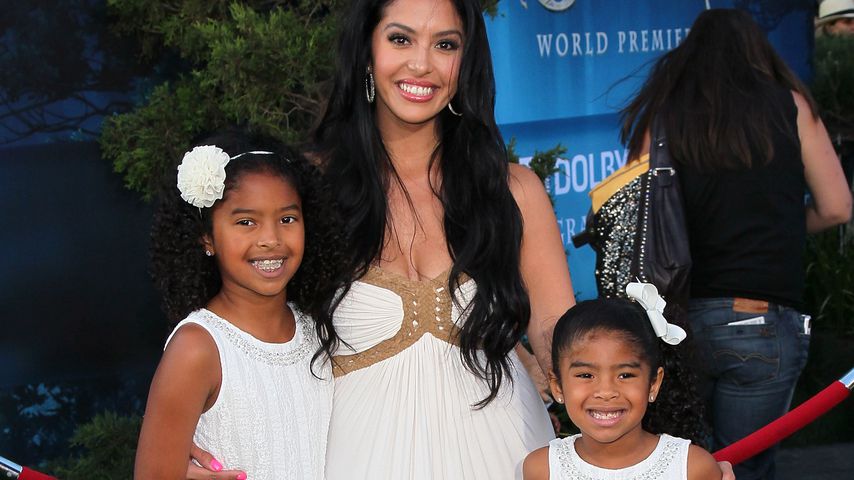 Vanessa Bryant mit ihren Töchtern Natalia und Gianna, 2012