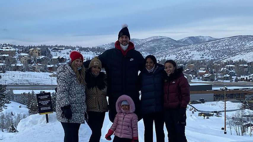 Vanessa Bryant mit ihren Töchtern und zwei Freunden im Schnee