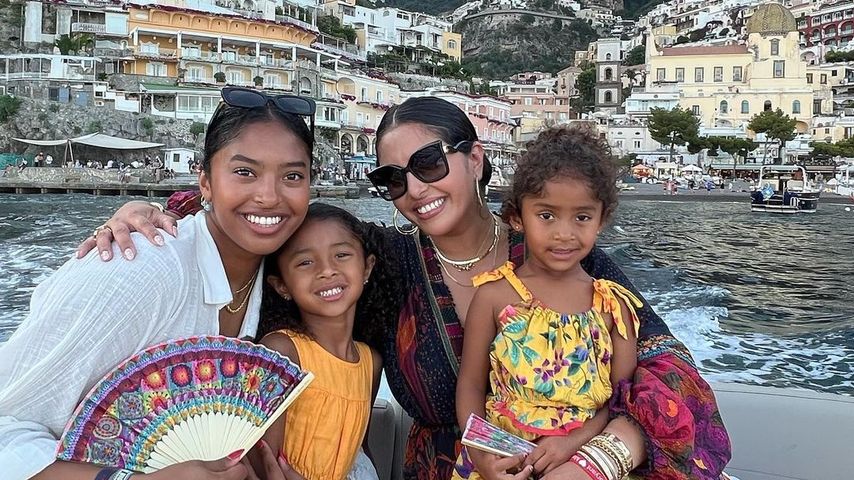 Vanessa Bryant mit ihren Töchtern Natalia, Capri und Bianka im Juli 2022