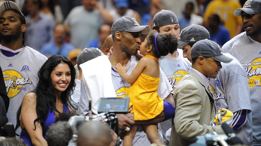 Vanessa Bryant mit ihrem Mann Kobe und ihrer Tochter, Juni 2009