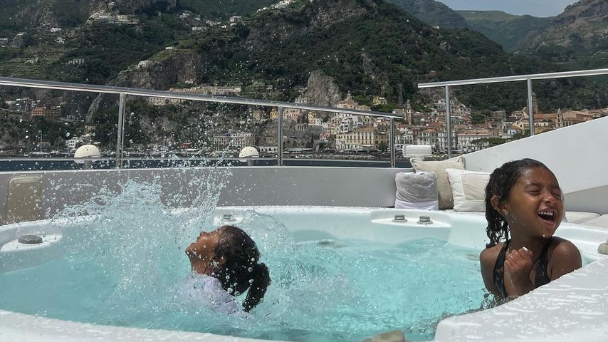 Bianka und Capri Bryant planschen im Pool