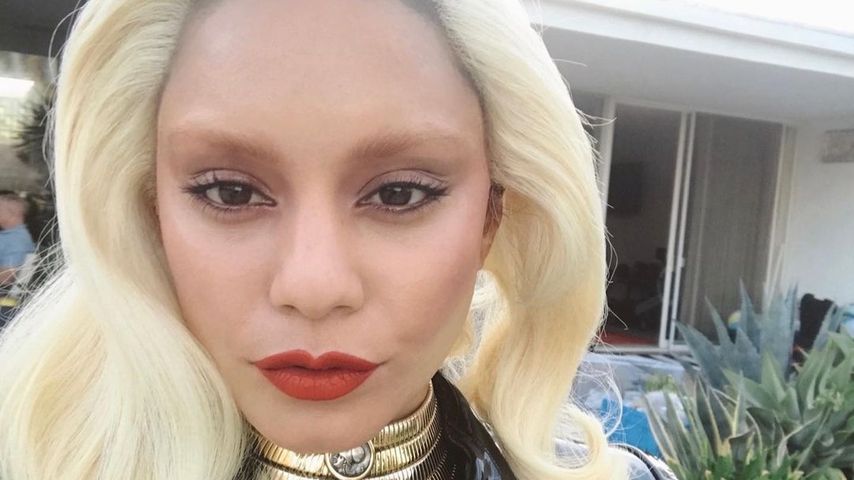Kaum zu erkennen: Vanessa Hudgens erinnert hier an Lady Gaga