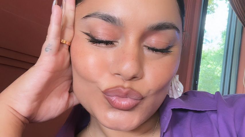 Neumama Vanessa Hudgens strahlt glücklich in neuem Selfie