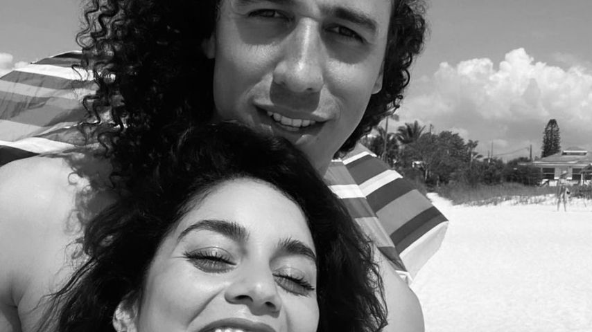 Mit Blume im Haar: Vanessa Hudgens teilt süßes Couple-Pic