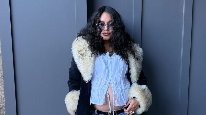 Vanessa Hudgens zeigt Babybauch im lässigen Festivallook
