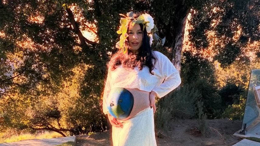 Vanessa Hudgens zeigt Babybauch zu Halloween als Erdkugel