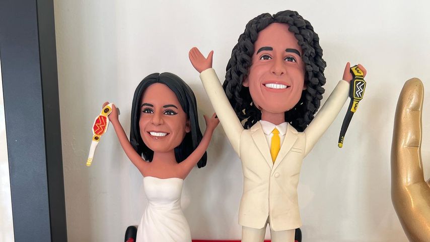 Vanessa Hudgens und Ehemann Cole Tucker als Wackelkopffiguren