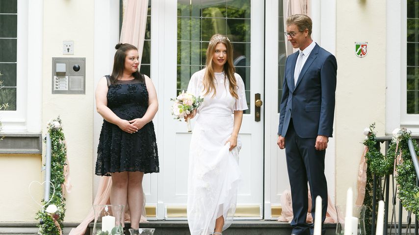 Vanessa (Julia Augustin), Nathalie (Amrei Haardt) und Christoph (Lars Korten) bei AWZ