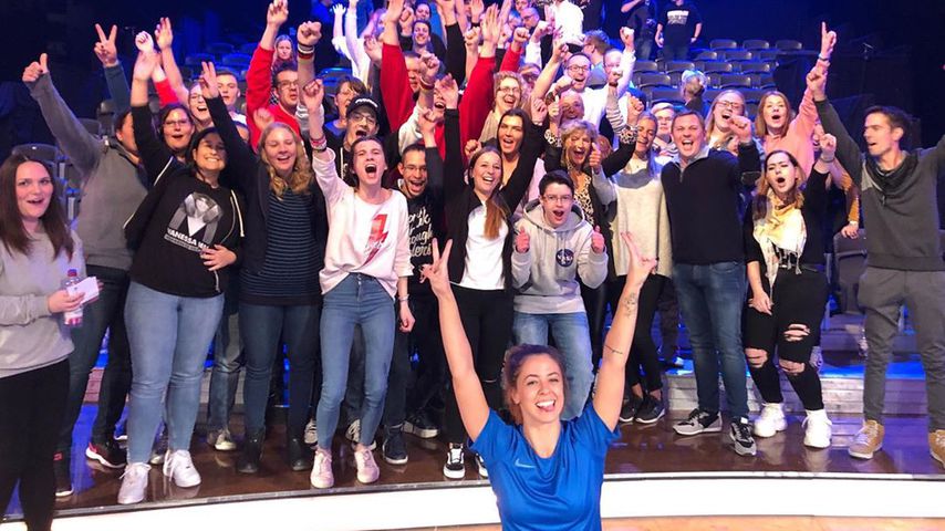 Vanessa Mai feiert mit ihren Fans ihren Sieg bei "Schlag den Star"