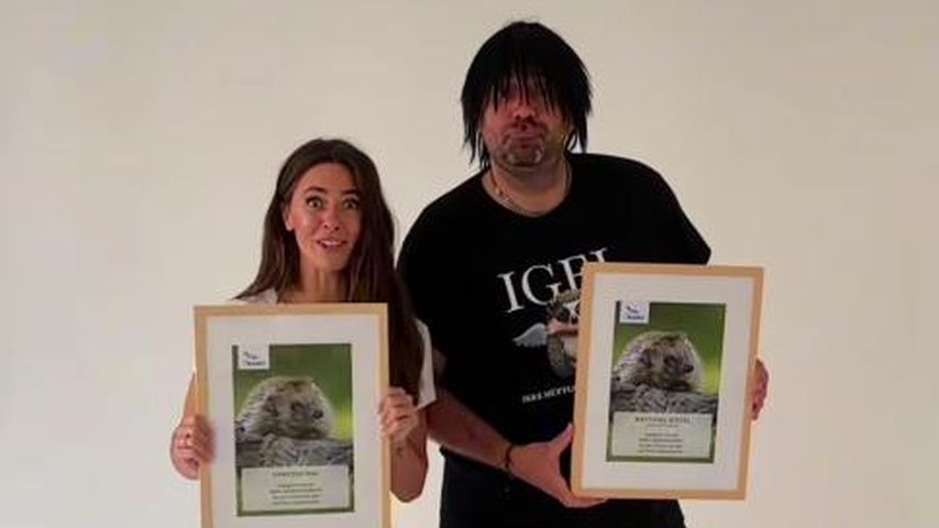Vanessa Mai und Ikke Hüftgold mit ihrer NABU-Urkunde