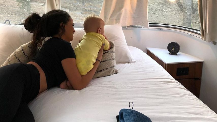 Vanessa Morgan und ihr Sohn River im Oktober 2021
