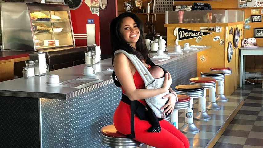 Zurück bei "Riverdale": Vanessa Morgan mit Baby am Set