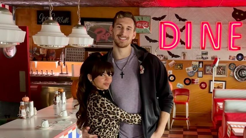 Vanessa Morgan und James Karnik