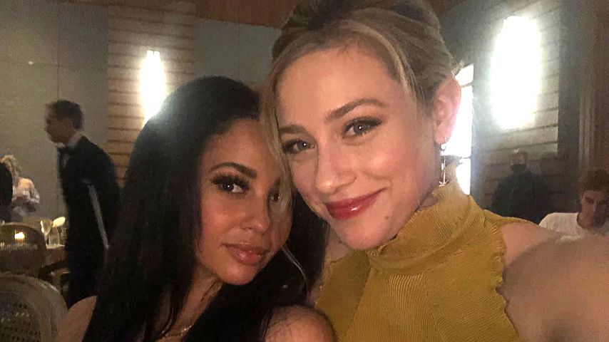 Vanessa Morgan und Lili Reinhart an Casey Cotts Hochzeit