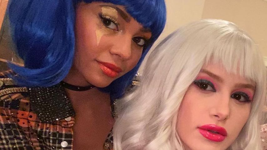 Vanessa Morgan und Madelaine Petsch am Set von "Riverdale"