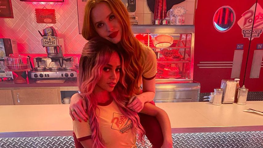 Vanessa Morgan und Madelaine Petsch in "Riverdale"