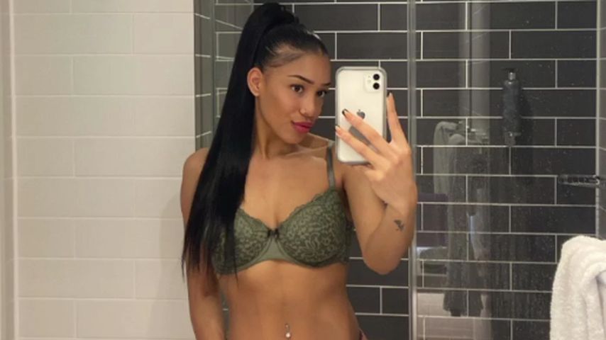 Heiß! Vanessa Nwattu posiert für Fans nur in Unterwäsche