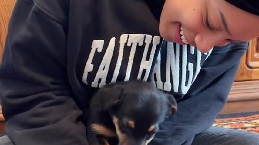 Vanessa Nwattu mit dem Hundewelpen Mala