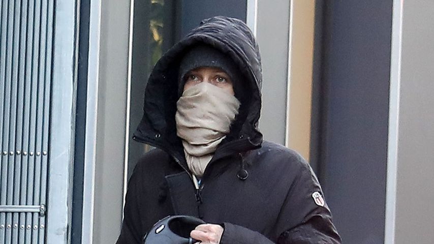 Welcher Superstar schlendert denn hier vermummt durch Paris?