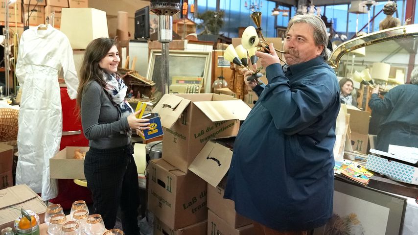 Vanessa und Jürgen in der Trödelsendung "Die Stubers"