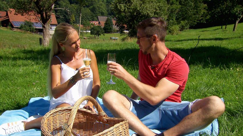 TV-Bauer Nils und Hofdame Vanessa planen ihre Fernbeziehung!